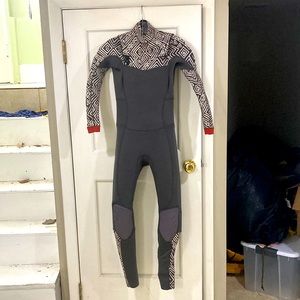 Billabong size 6 wetsuit 4/3mm